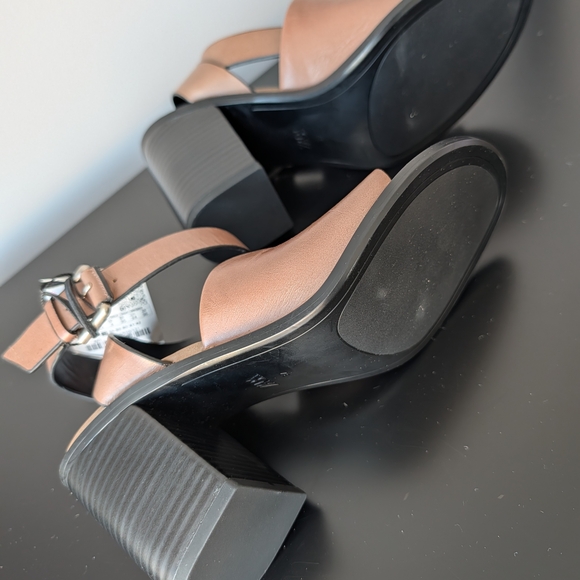 Elegant Tan Women's Sandals - Picture 6 of 11